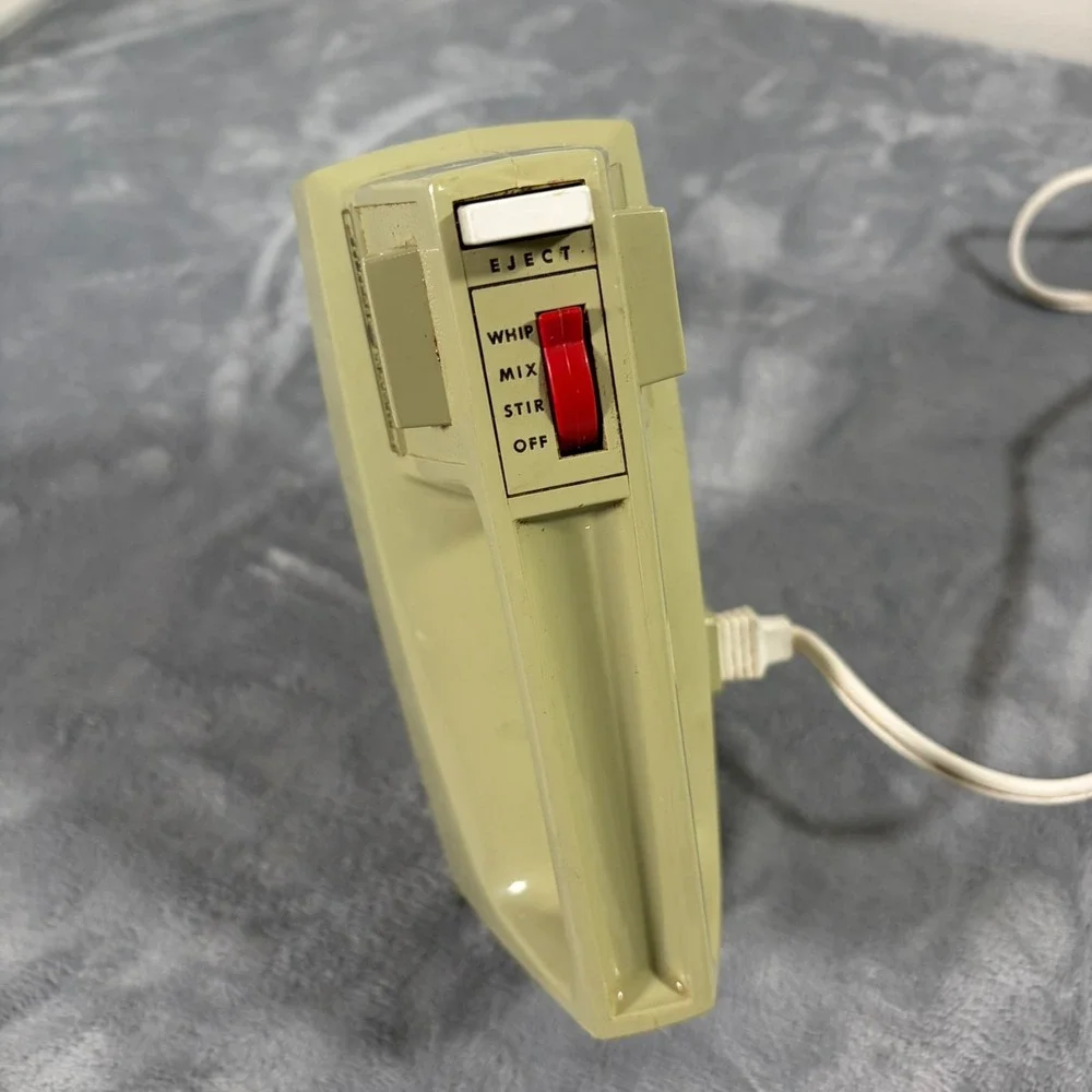 Vintage GE General Electric 3 Speed Hand Mixer D1M24 Stirring Whipping